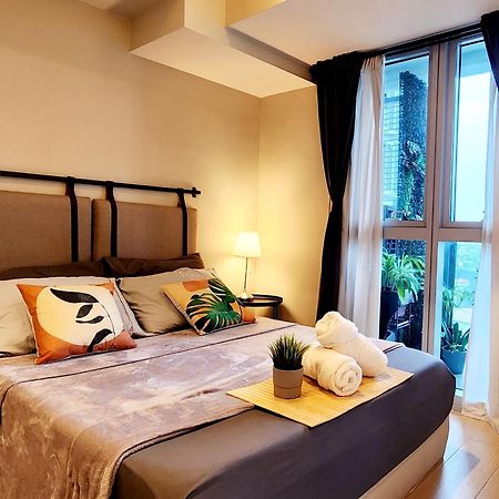 Spacious 7U Homey Unit Steps Away From Uptown Mall And Mitsukoshi Mall Free Parking With Washer Manila Zewnętrze zdjęcie