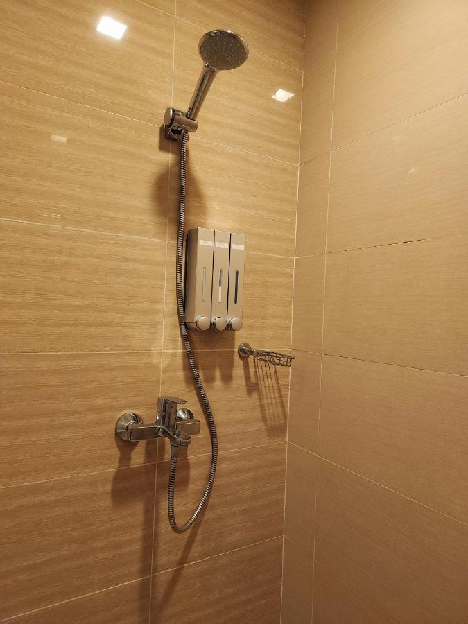 Spacious 7U Homey Unit Steps Away From Uptown Mall And Mitsukoshi Mall Free Parking With Washer Manila Zewnętrze zdjęcie