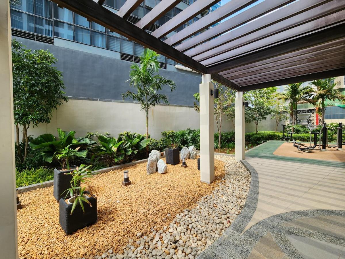 Spacious 7U Homey Unit Steps Away From Uptown Mall And Mitsukoshi Mall Free Parking With Washer Manila Zewnętrze zdjęcie