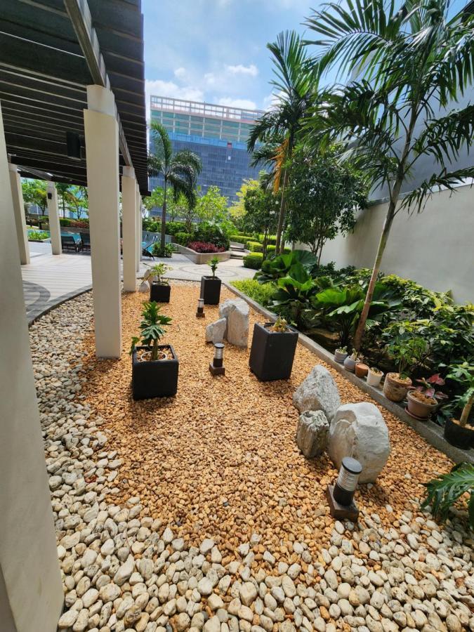 Spacious 7U Homey Unit Steps Away From Uptown Mall And Mitsukoshi Mall Free Parking With Washer Manila Zewnętrze zdjęcie